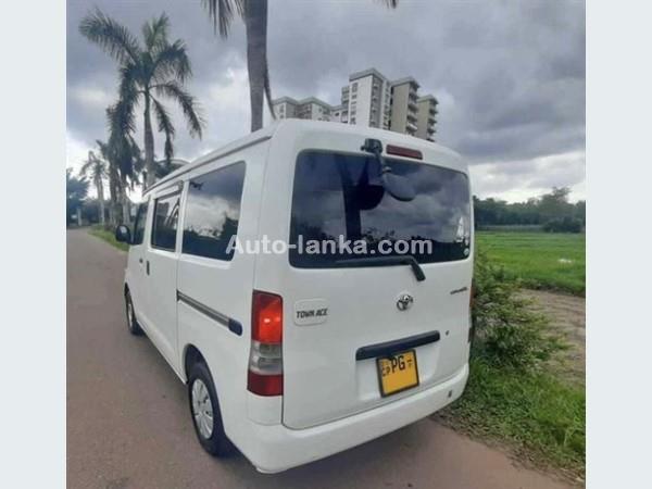 7 Seater Toyota Auto Van For Rent