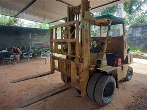komatsu-forklift-2t-diesel-for-sale-2005-machineries-for-sale-in-colombo