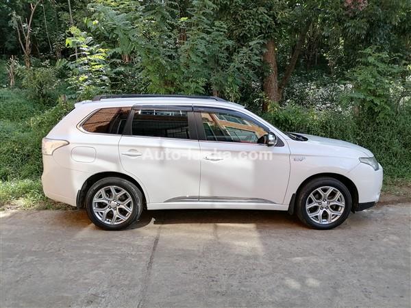 Rent a car - Mitsubishi Outlander VIP Jeep 2014 for Rent