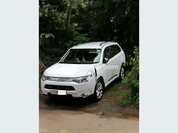 Rent a car - Mitsubishi Outlander VIP Jeep 2014 for Rent