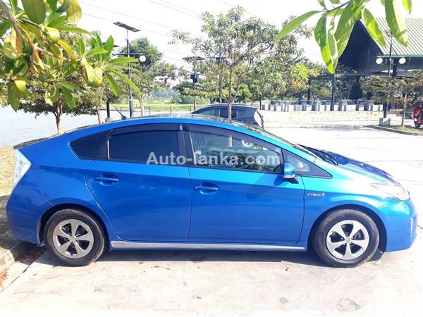 RENT A CAR IN COLOMBO - TOYOTA PRIUS CAR FOR SELF DRIVE