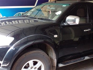 RENT A CAR- MONTERO SPORT JEEP