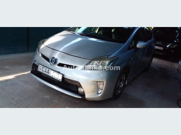 RENT A CAR- TOYOTA PRIUS 3RD GENERATION