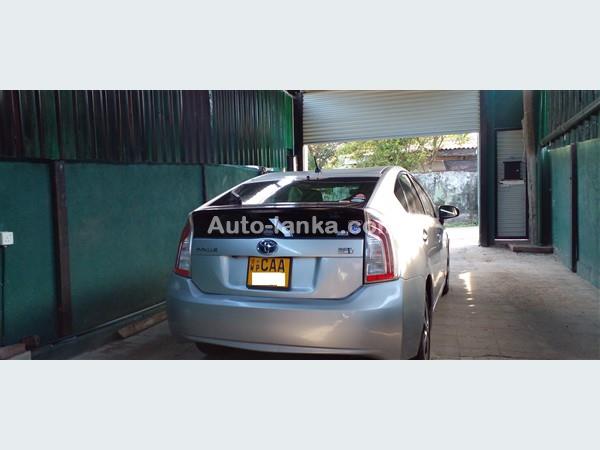 RENT A CAR- TOYOTA PRIUS 3RD GENERATION