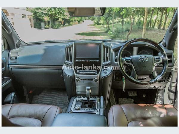 Toyota Landcruiser V8 SUV For Rent