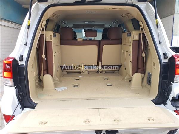 Toyota Landcruiser V8 SUV For Rent