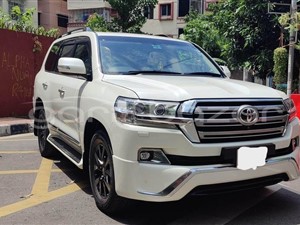 Toyota Landcruiser V8 SUV For Rent