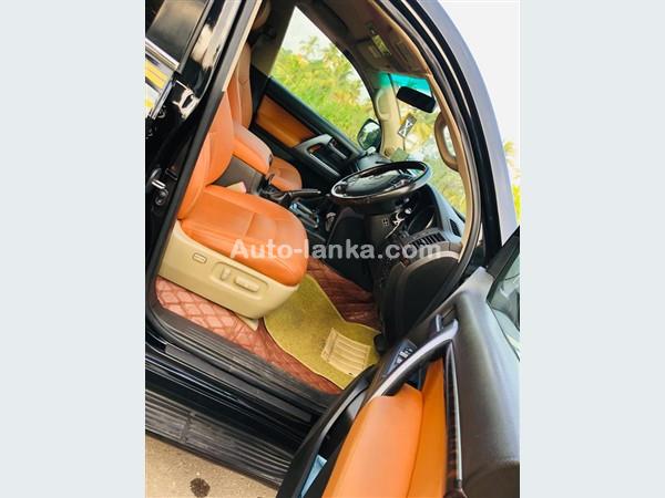 Rent a Car Land Crusier V 8