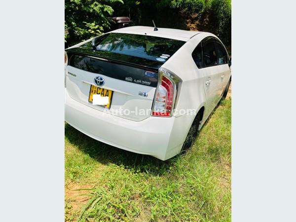 RENT A CAR- TOYOTA  PRIUS 3RD